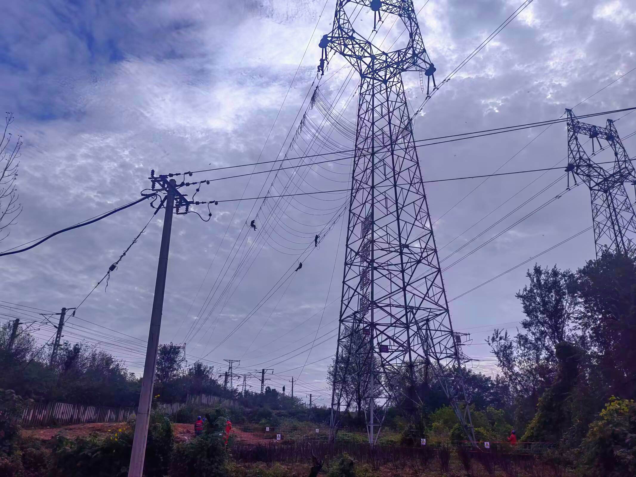 山东莱芜莱城电厂～石马220kV线改造工程跨越瓦日铁路K1047+495处光缆更换工程